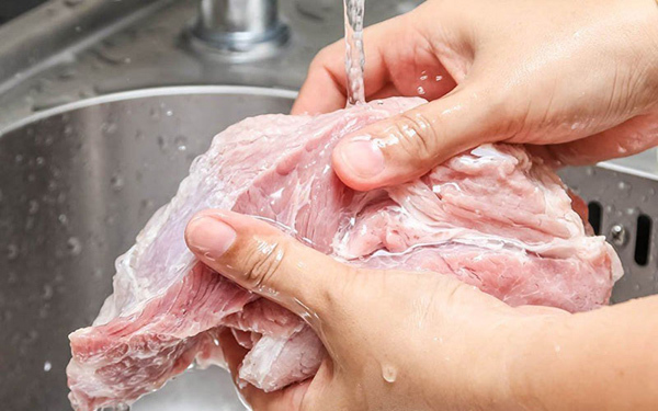Cách rửa sạch thịt lợn với nước