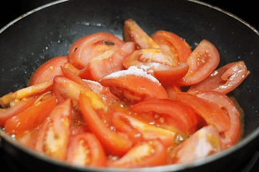 Cho cà chua lên chảo để sơ chế