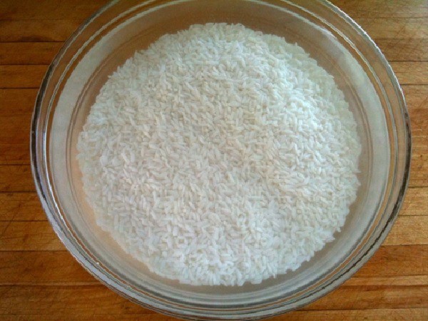 Ngâm gạo nếp với nước ấm