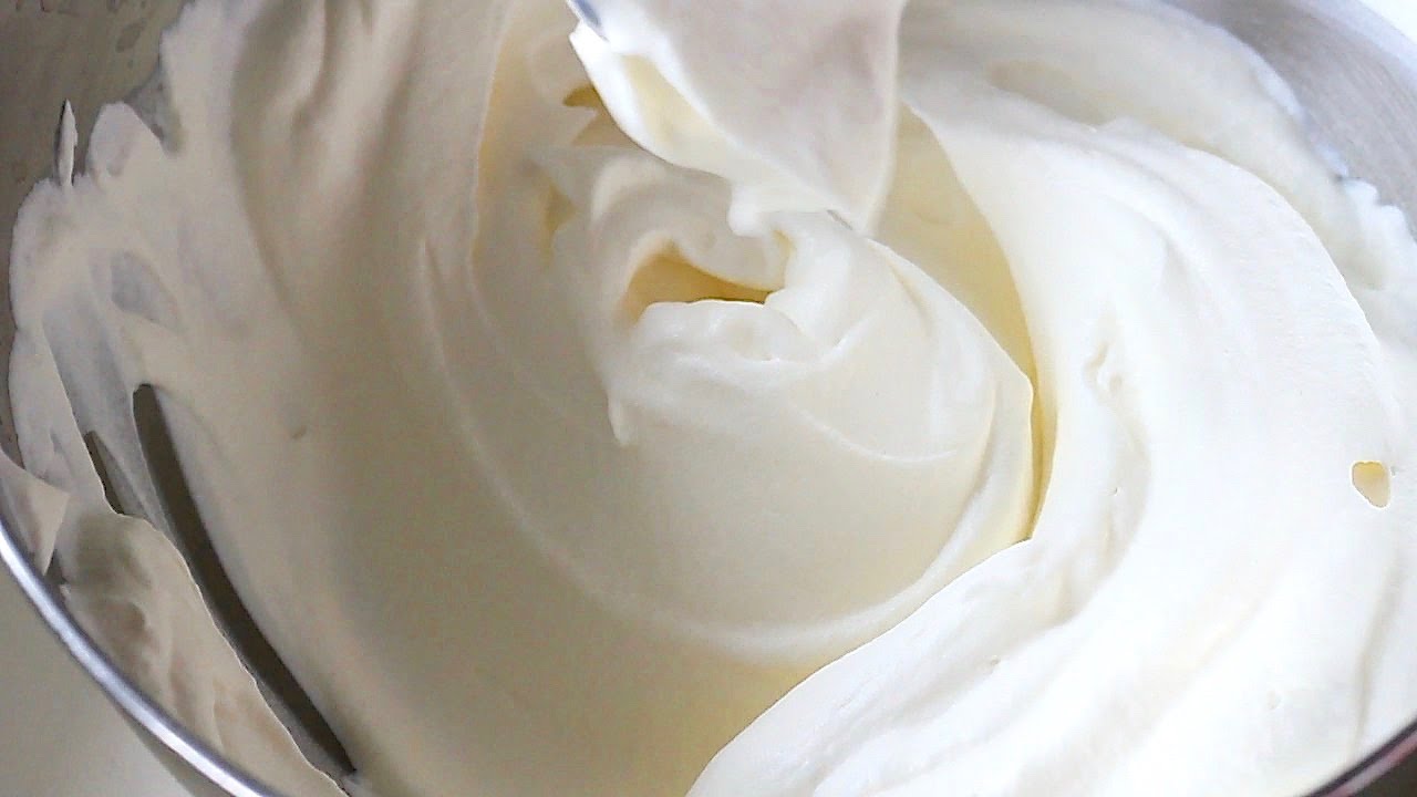 Trộn whipping cream đến khi hỗn hợp bông lên